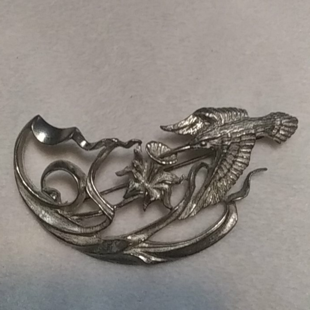 Humming bird brooch pin